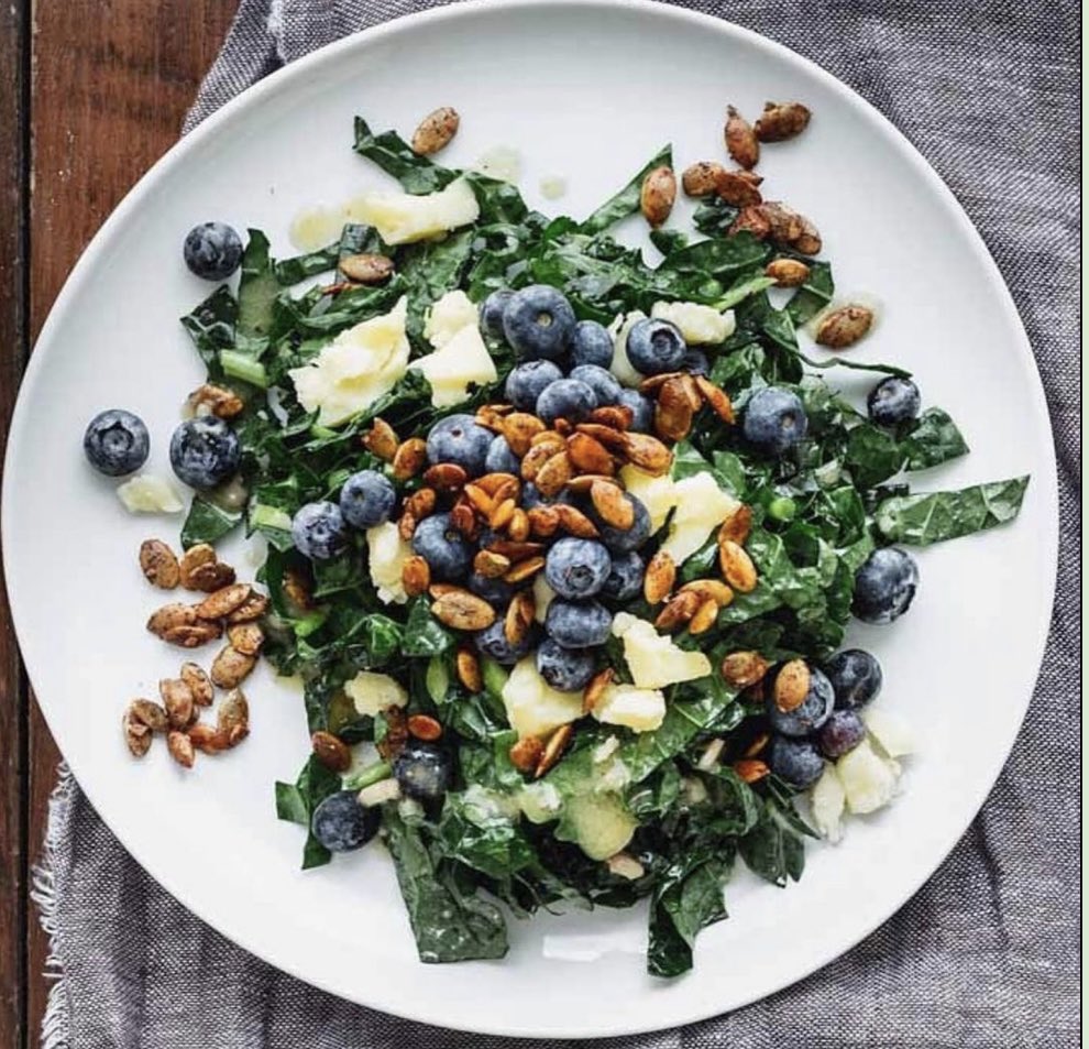 blueberries's tweet photo. Who else thinks the best part of a salad are the toppings? 🖐 You can’t go wrong topping your salad a #boostofblue, but this Kale Salad with Manchego, Blueberries, &amp; Spiced Pumpkin Seeds by @healthyseasonal is a combo that you’ll want for your rotation!
https://t.co/3Ee7j6iYkE https://t.co/AvPzEHt0eP