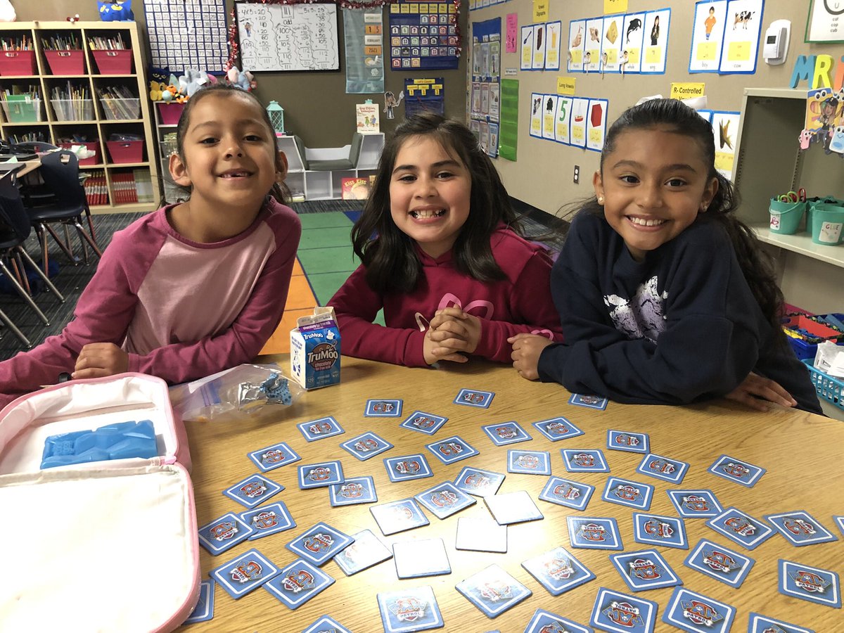 analee_spray's tweet photo. Lunch with my Leaders π½ #FirstGradeLove #RelationshipsMatter @BRESBulldogs https://t.co/LOJNHuGxfE