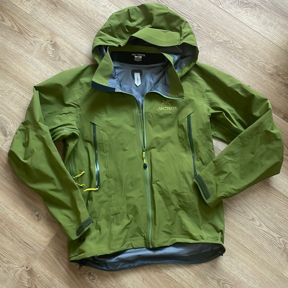 StarsShop44's tweet photo. So good I had to share! Check out all the items I'm loving on @Poshmarkapp from @Megan45046337 #poshmark #fashion #style #shopmycloset #arcteryx #philips #masterstouch: https://t.co/flipl4ZSRK https://t.co/XOcHZSO8ha