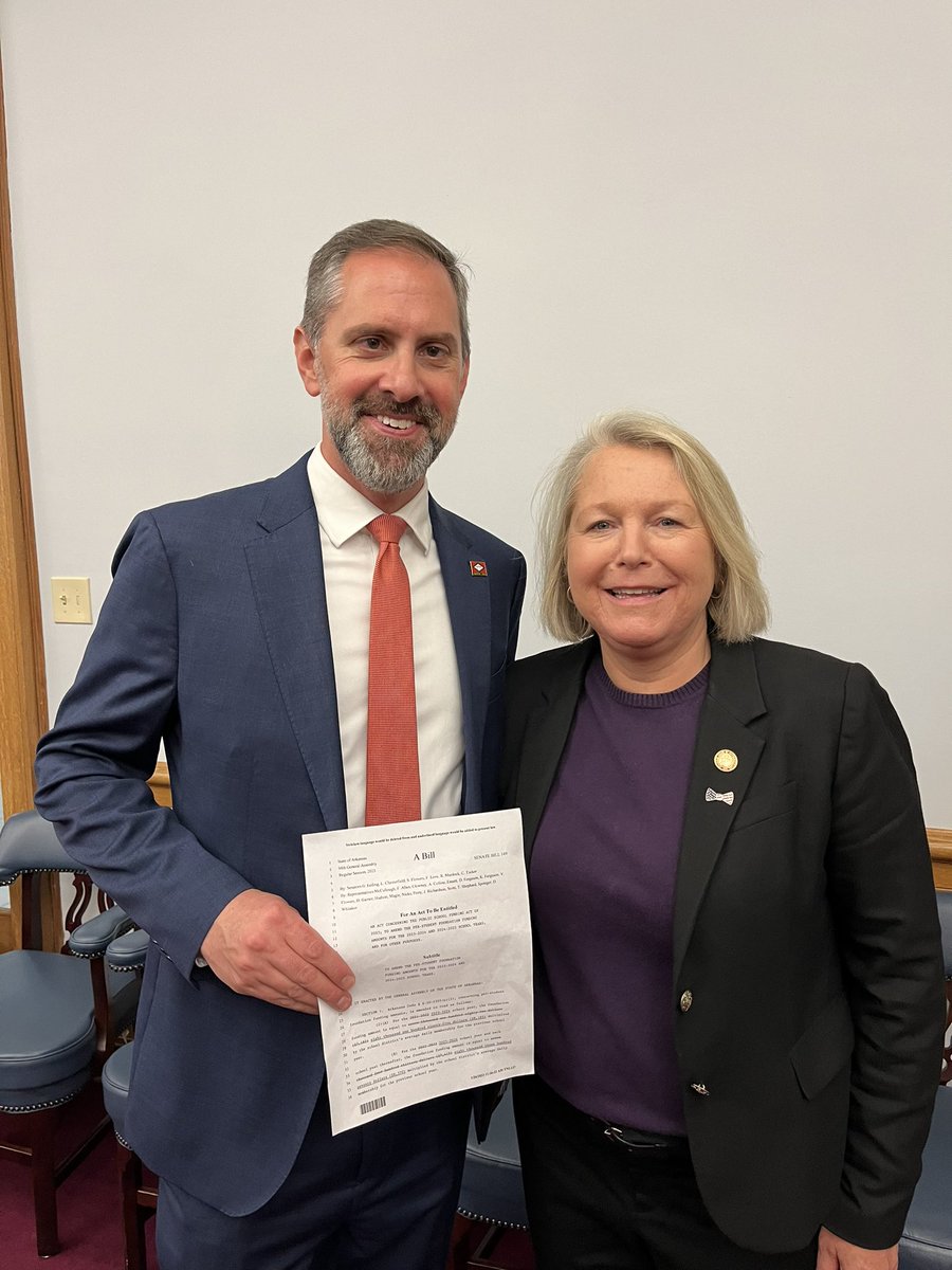 ArkDems's tweet photo. Democrats have filed a bill to raise school staff pay to a living wage of $15/hr. #SB149
Governor Sarah Sanders has not released a bill nor recommended a raise for our bus drivers, custodians, cafeteria workers, and administration staff in public schools. She’s been silent. https://t.co/i5OlG8xVkp