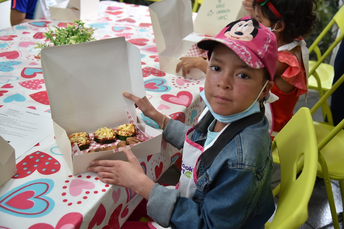 Coosalud_'s tweet photo. Con un taller de cocina saludable y ‘El muro de la sonrisa’, un espacio para pintar sus sueños, homenajeamos a nuestros niños de la sucursal Valle del Cauca, hoy, en el #DíaInternacionaldelCáncerInfantil. La diversión y el aprendizaje fueron protagonistas en esta jornada. https://t.co/U37YBtV50c