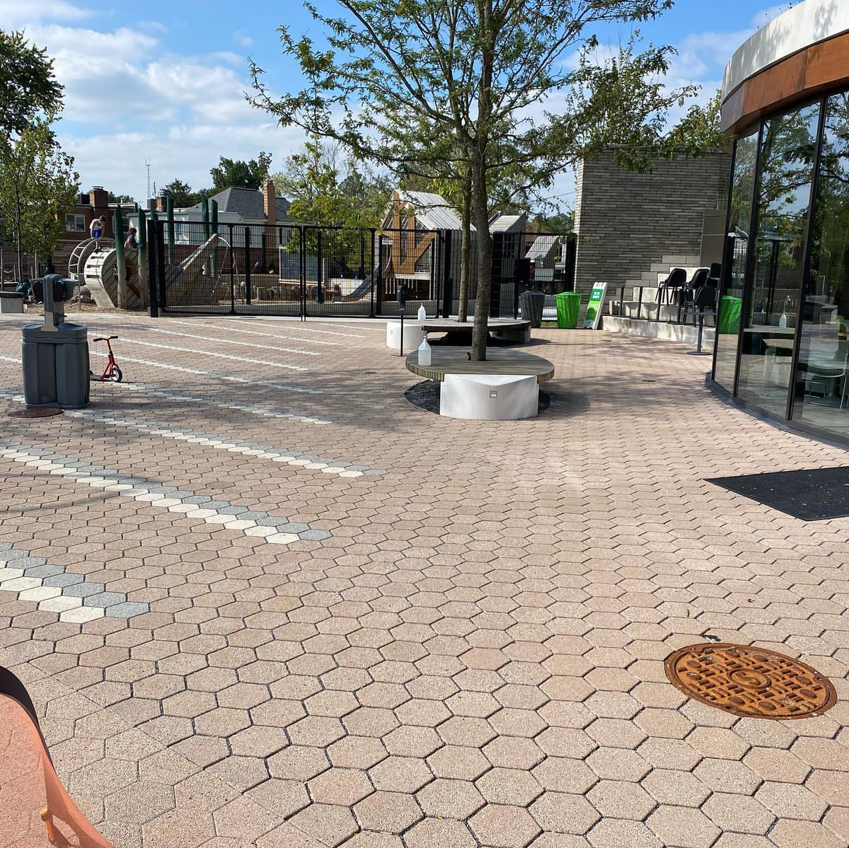 UnilockLife's tweet photo. The Georgetown Day School is looking sharp with this design! Great work. 🙌 
 
—————⁣ 
📸 unilockmidatlantic (IG)
⚒️ Series finish in permeable and traditional hex. 
—————⁣ 

#Unilock #commercialproject #washingtondc #hardscape #georgetowndayschool #hardscape https://t.co/PofzLszuYq