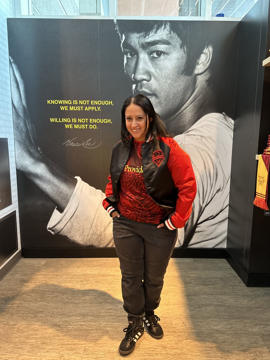 CaritoSports's tweet photo. Ok the new #Sounders Bruce Lee Bomber Jacket is by far my favorite item released today! 🔥🐉🙏🏼 #Sounders #BruceLee #BruceLeeKit #SomosSounders #ssfc @brucelee @SoundersFC  @SomosSounders @futbolnw @ElRey1360 Thanks for the 📷: @lindseywasson ! https://t.co/H7vf82XpW3