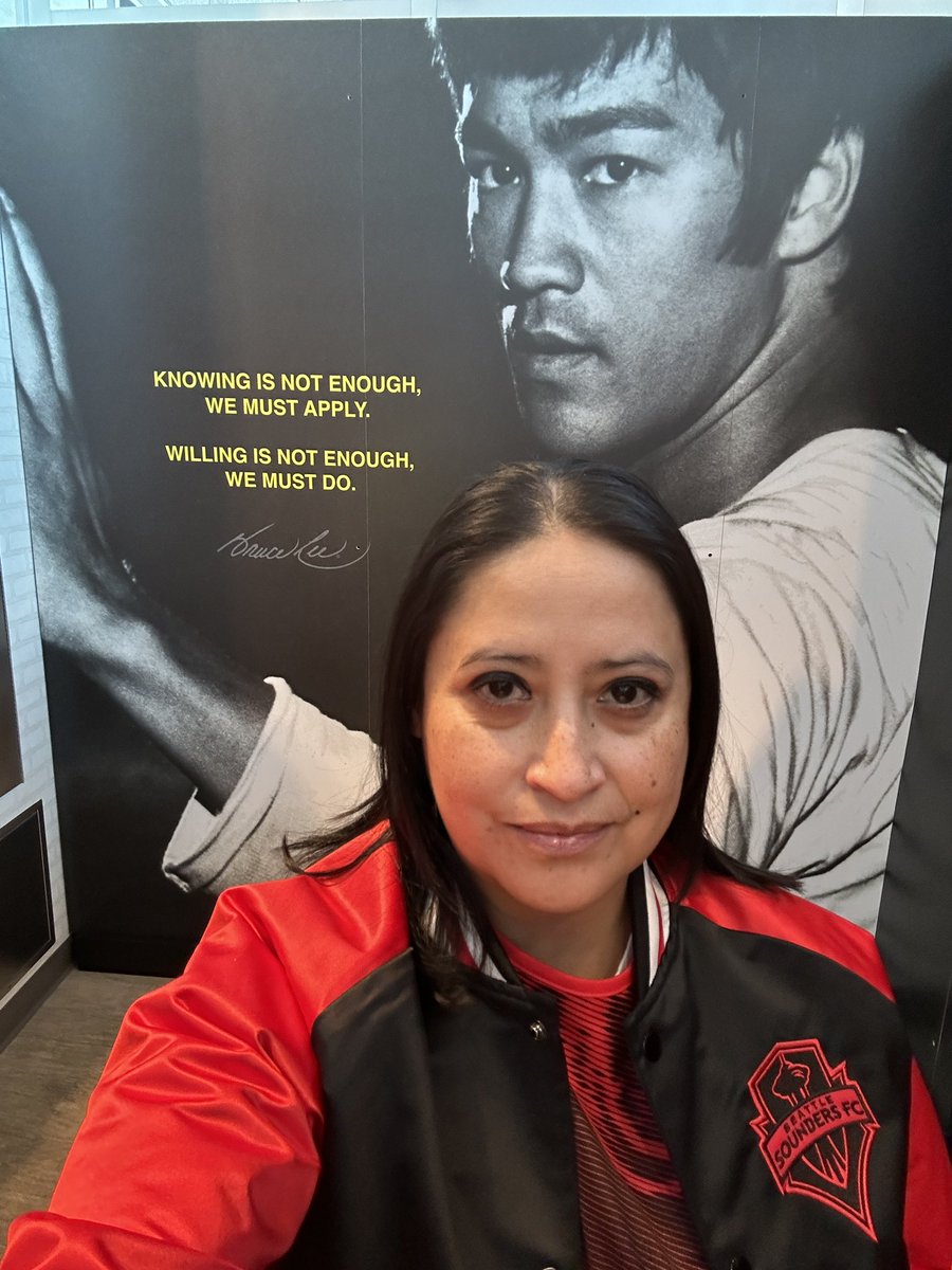 CaritoSports's tweet photo. Ok the new #Sounders Bruce Lee Bomber Jacket is by far my favorite item released today! 🔥🐉🙏🏼 #Sounders #BruceLee #BruceLeeKit #SomosSounders #ssfc @brucelee @SoundersFC  @SomosSounders @futbolnw @ElRey1360 Thanks for the 📷: @lindseywasson ! https://t.co/H7vf82XpW3