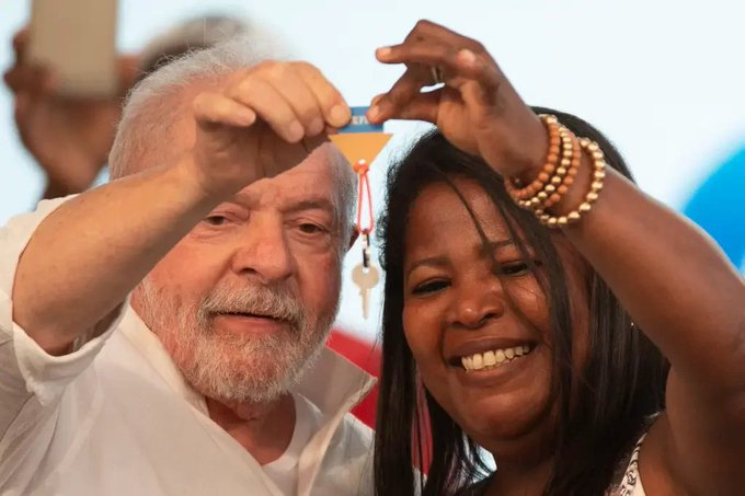 izanildo_sabino's tweet photo. Faça o L imediatamente e vamos juntos reconstruir o Brasil! 

Lula esteve em Santo Amaro, na Bahia, onde fez a entrega de 684 unidades em dois conjuntos habitacionais.

Motociata é coisa do passado, agora o pobre volta a ter dignidade.

Faz o L https://t.co/nVzzsWVVMD
