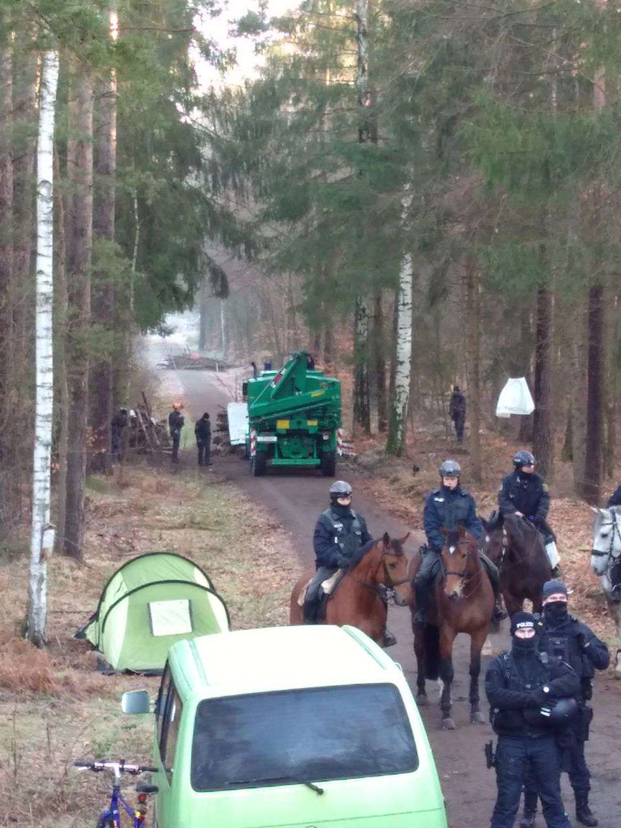 [15.02.] ⚠️ Räumumgsbeginn im Heibo ⚠️ 

Heute hat die Polizei begonnen, die Waldbesetzung bei Dresden zu räumen. Kommt alle her! 🌳

Mehr Infos: t.me/+V9rx4lI6LfxmN…
Social Media: <a href="/heibo_bleibt/">Heibo</a>
☎️ EA Nummer: 0641201099540

Passt auf euch auf 🖤❤️
#heibobleibt ✊
