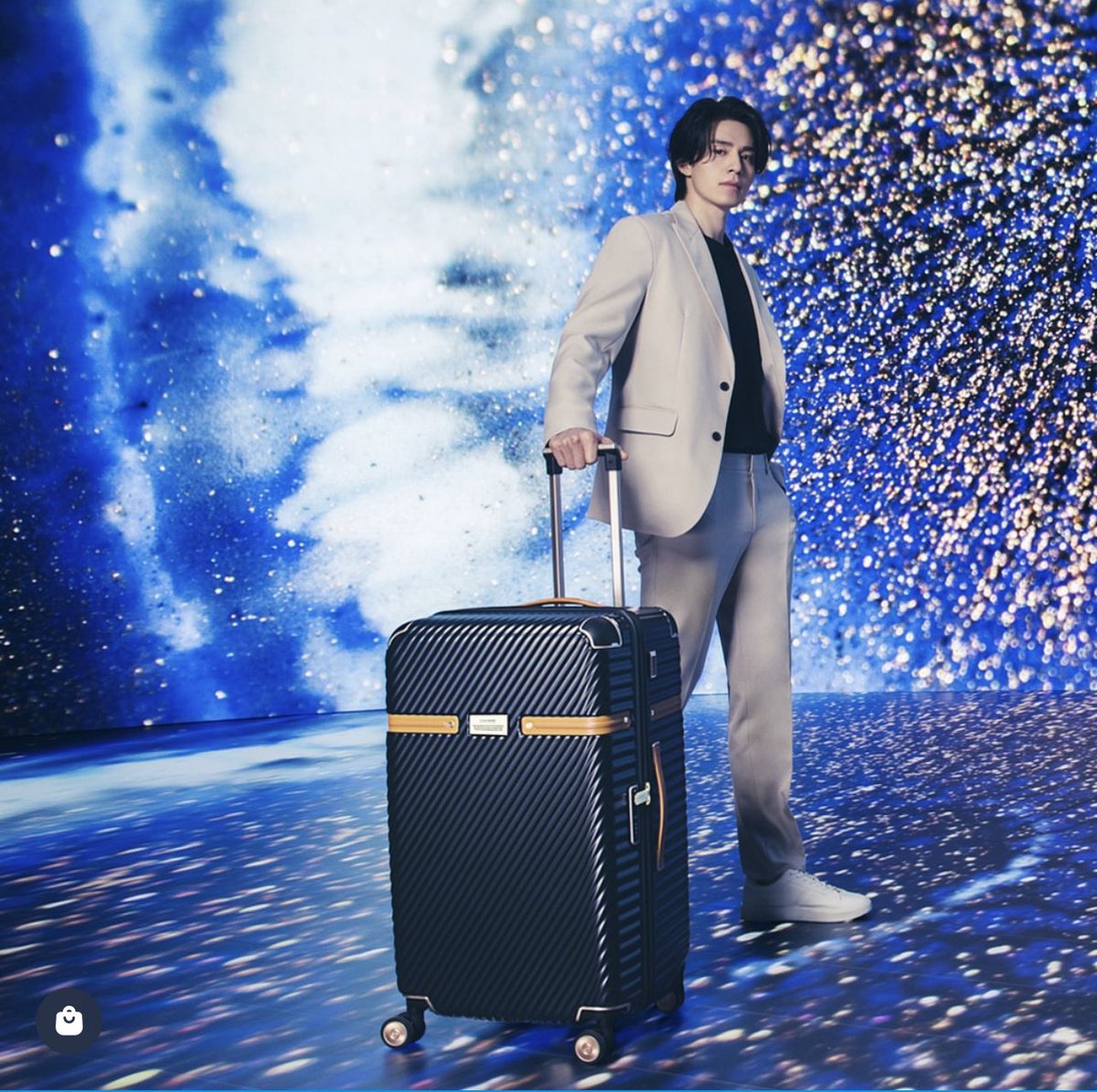 SeaLeedongwook's tweet photo. Next trip to Seoul .. just bring handbag &amp; credit cards 🤣 no need bags .. buy bags in seoul 😂
#leedongwook #samsonite #tissot #geworin #dermafirm #georgiacraft 💌😘💐 https://t.co/oZMDmrp4vs