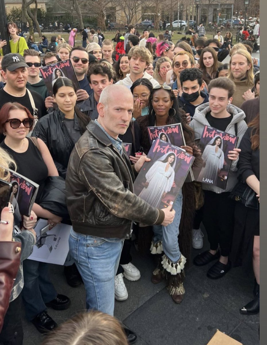 LDRCRAVE's tweet photo. Lana Del Rey fans trying to get an Interview Magazine https://t.co/dXEc4DoBAY