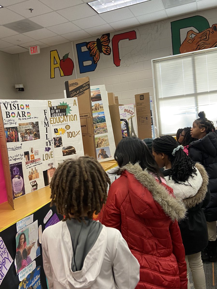 kelsedwards1016's tweet photo. Iβm a little late BUT day 2 of CCMW was wonderful! Our scholars created vision boards for the future they desire and we created a museum for them to be viewed! π I loved seeing how proud they were of their work! ππΎ @APSPerkerson @apsupdate #CCMW https://t.co/qJZHg3PE8B