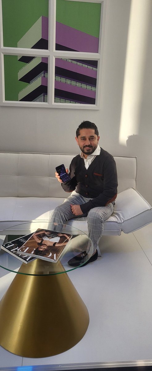 ankur1st's tweet photo. What a Find OPPO - Find N2 Flip!
Good riddance Samsung Z Flip 3. 
3 years of agony with the crease and that hinge. 3 phone repair with no use. Hopefully this one is for good #TheLaunch #Influencer https://t.co/8AmrTDY9M7
