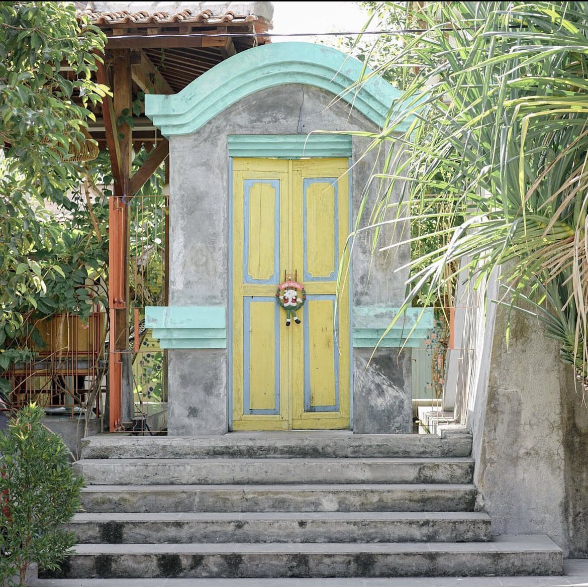 DiniiSR's tweet photo. @Widino Ikuut nambahin wishlist di jogja, ada 'the chendela'. Suka banget perpaduan tradisienel di mix sm gaya eclectic temporary gitu. Rate nya pun dibawah 500k, booking via airbnb. Minus nya sii ga ada pool nya, kalo ada kan anak2 bisa betah disitu maen aer 😆 https://t.co/WfqlEcAtNY