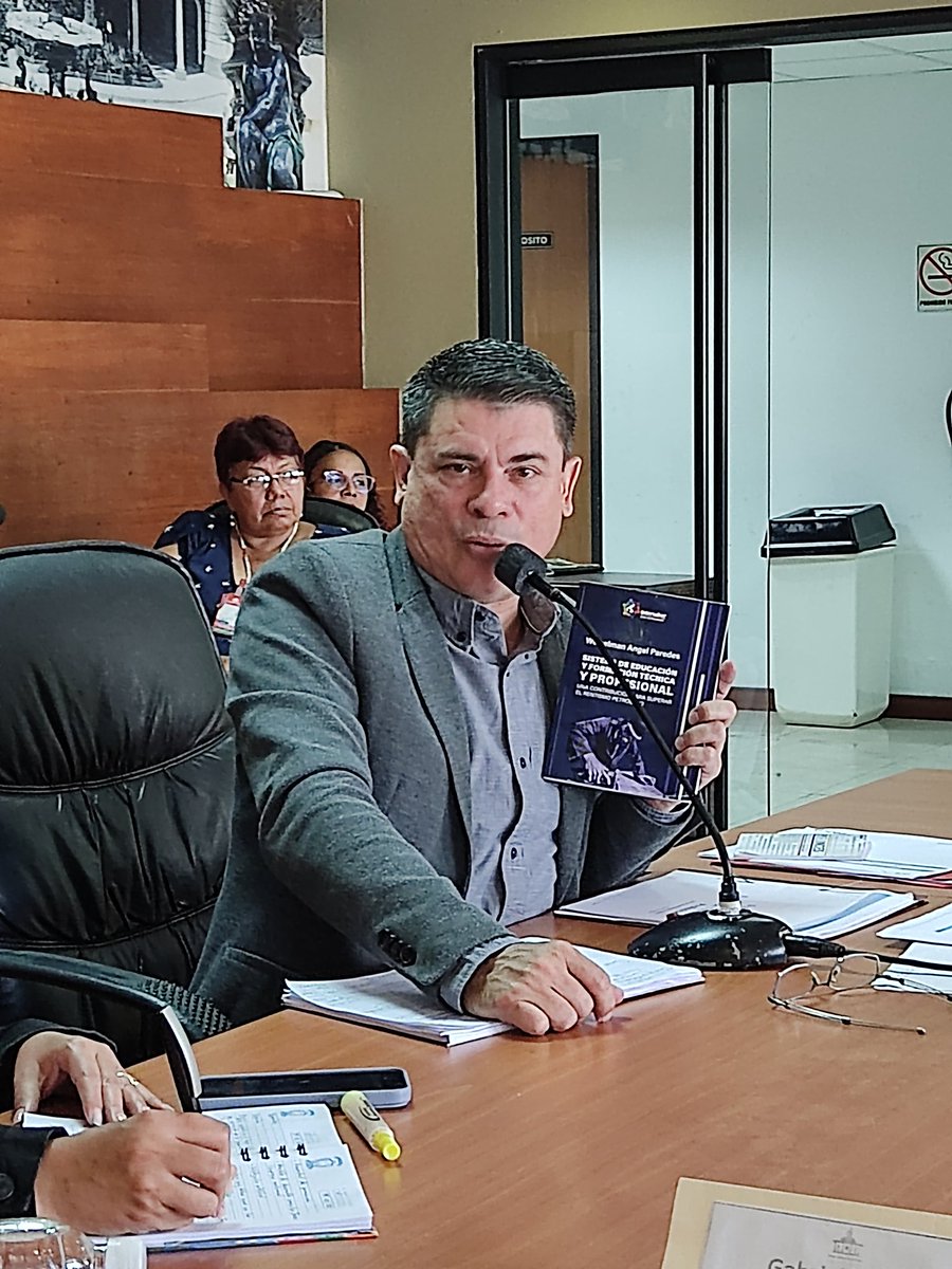 WuikelmanAngelP's tweet photo. Ante los diputados y diputadas de la Comisión del Poder Popular y Comunicación presentamos la recién transformación curricular del Inces cómo novedad en este 2023 
🧵1/2
#CeseALasSanciones https://t.co/T90AVxhYK5