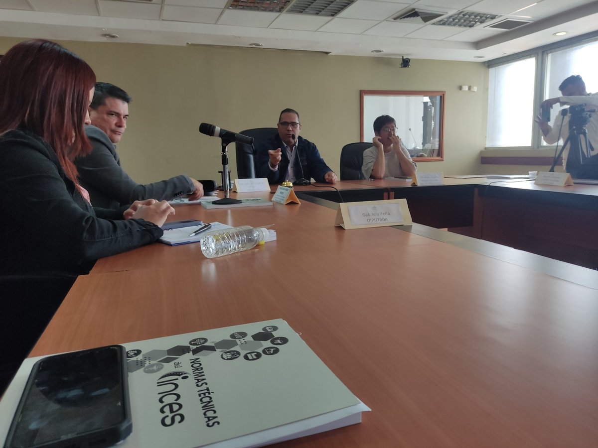 WuikelmanAngelP's tweet photo. Ante los diputados y diputadas de la Comisión del Poder Popular y Comunicación presentamos la recién transformación curricular del Inces cómo novedad en este 2023 
🧵1/2
#CeseALasSanciones https://t.co/T90AVxhYK5