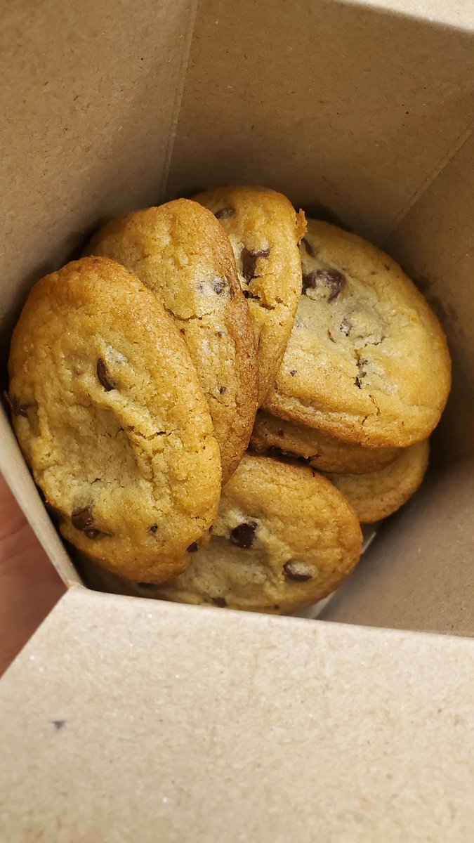 kjoz826's tweet photo. 大量にゲットしたので、クッキーモンスターになります🍪

小さいサイズで13枚かと思ってオーダーしたら、焼き立てホカホカの普通サイズで13枚！！

さすがに、一度にひとりで食べたらカロリーモンスターにやられること間違いないな😳 https://t.co/EB97gHkNGF