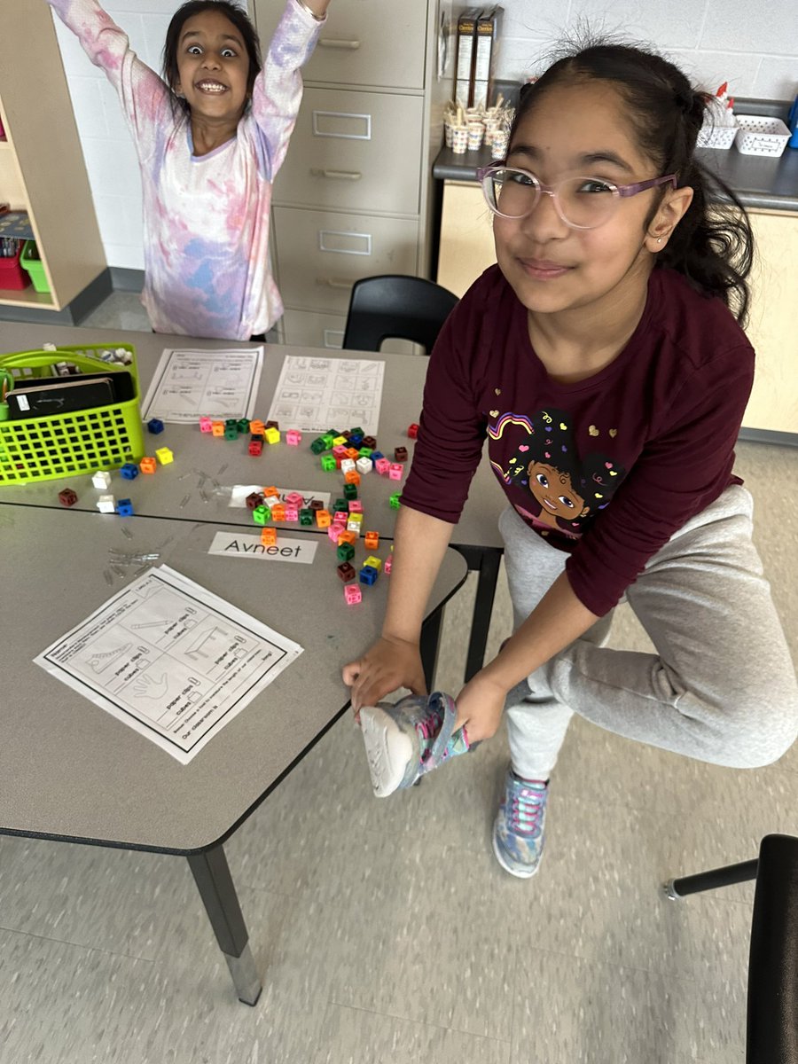 msalyssaleroy's tweet photo. For today’s math experience we used non-standard materials such as linking cubes and paper clips to measure shoes, tables, pencils and hands. The students in 1B enjoyed comparing their shoe sizes and ordering them from smallest to largest! 📋 https://t.co/mwsJqhSJLt