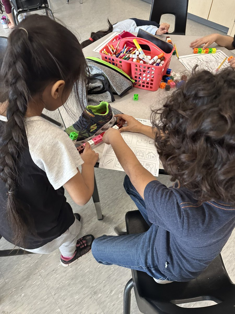 msalyssaleroy's tweet photo. For today’s math experience we used non-standard materials such as linking cubes and paper clips to measure shoes, tables, pencils and hands. The students in 1B enjoyed comparing their shoe sizes and ordering them from smallest to largest! 📋 https://t.co/mwsJqhSJLt