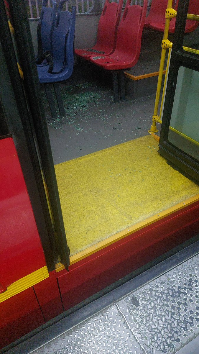 Hevilobe2's tweet photo. @TransMilenio @Perezpaula30 @BogotaTransito Un accidente "simple" Donde una señora se encuentra con vidrios en su cara y cuerpo. Espero que ella se encuentre bien. https://t.co/60ssnzZ152