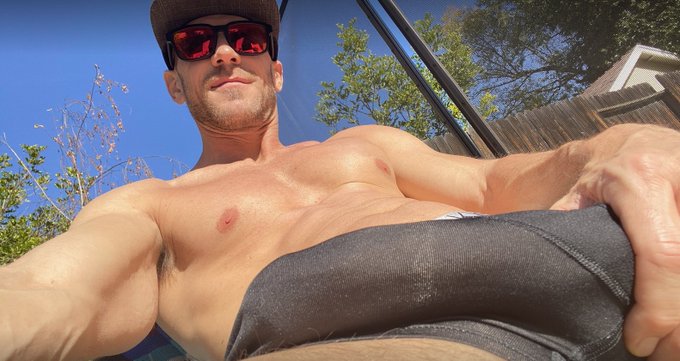 Soaking up the sun today! ☀️☀️ https://t.co/vz9qcHNFaY<a href="/tag/thirsttrapthursday"class="tags"><span>#thirsttrapthursday</span></a>