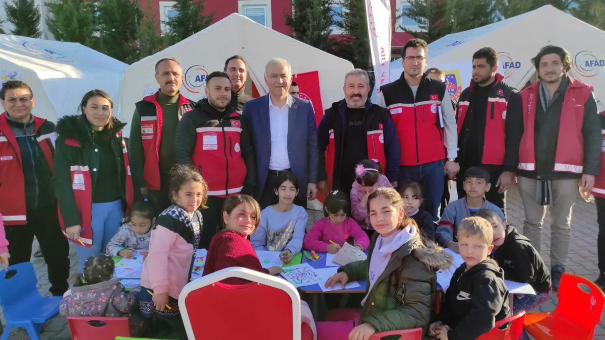 ismailerguness's tweet photo. 📍Osmaniye

Osmaniye çadırkentinde bakanlığımızca oluşturulan sosyal etkinlik çadırları ve oyun alanlarında çocuklarımızla beraberdik. 

Kayıplarımızın acısı hepimizin yüreğindeyken sevgi ve şefkat ile birbirimizi iyileştireceğiz. https://t.co/7dHNEB9mOT