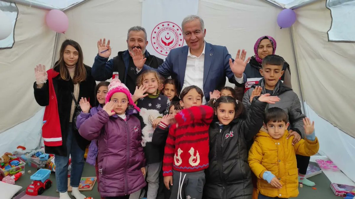 ismailerguness's tweet photo. 📍Osmaniye

Osmaniye çadırkentinde bakanlığımızca oluşturulan sosyal etkinlik çadırları ve oyun alanlarında çocuklarımızla beraberdik. 

Kayıplarımızın acısı hepimizin yüreğindeyken sevgi ve şefkat ile birbirimizi iyileştireceğiz. https://t.co/7dHNEB9mOT
