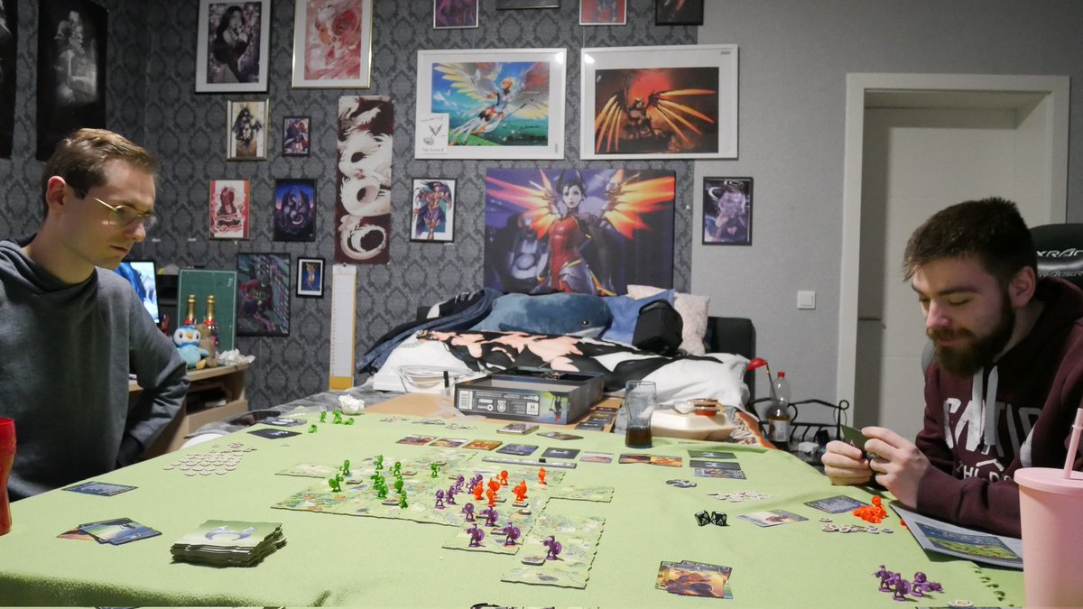 LKrisp's tweet photo. Nichts ist schöner als einen tollen Abend mit Brettspielen, gutem Essen und Artwork an den Wänden von wahrlich talentierten Künstlern.
 
Wir spielen da übrigens "Northgard Uncharted Lands" für jene die es interessieren mag 🙂 https://t.co/4vxT4EHVvT