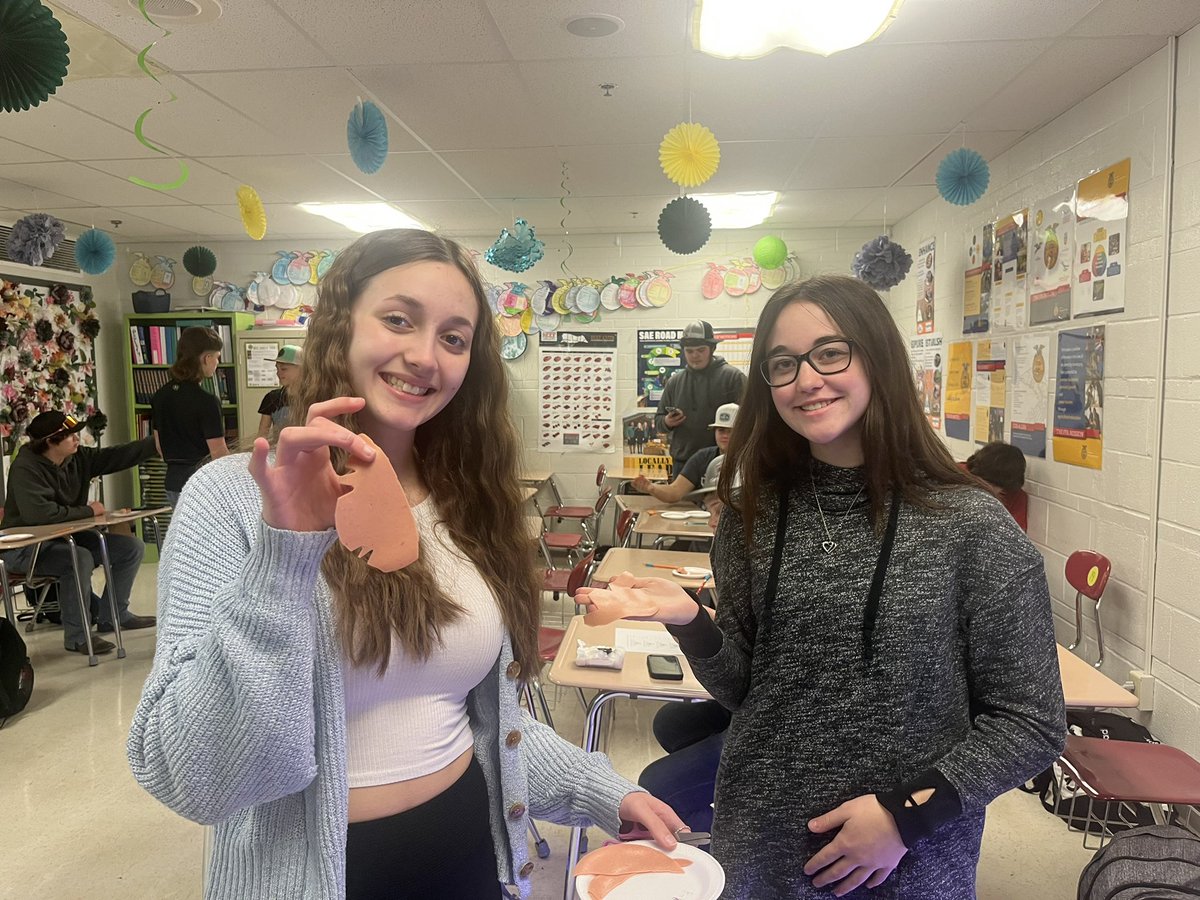 PendletonCoFFA's tweet photo. Learning how to eat notch pigs with bologna today! #learningtodo https://t.co/UtGGYQRqNc