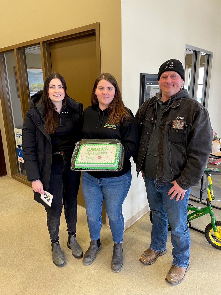 AdvantageCoop's tweet photo. Today is Canada’s Agriculture Day 🐮🌾 our Crop Input Team is proud to be a part of this amazing industry! 

We celebrate and give thanks to the food we love and the people who produce it both across Canada and right here in our community! 

@AgMoreThanEver #CdnAgDay https://t.co/DYVx0fOR3A