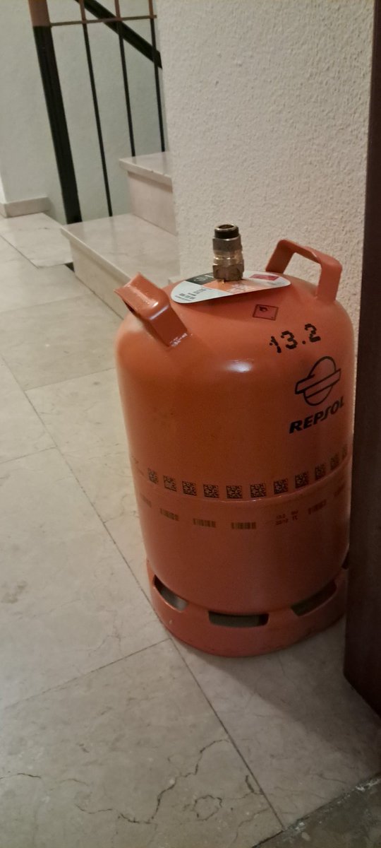anjesanz's tweet photo. @Repsol Buenas noches, de nuevo sois lamentable sea por el medio que sea. Encargué por app otra bombona el domingo 12 de febrero para su entrega el martes 14, y hoy miércoles 15 seguimos sin recibirla. Es de vergüenza. Aquí la tengo en la puerta de casa esperando su reemplazo. https://t.co/pOQAJzS130