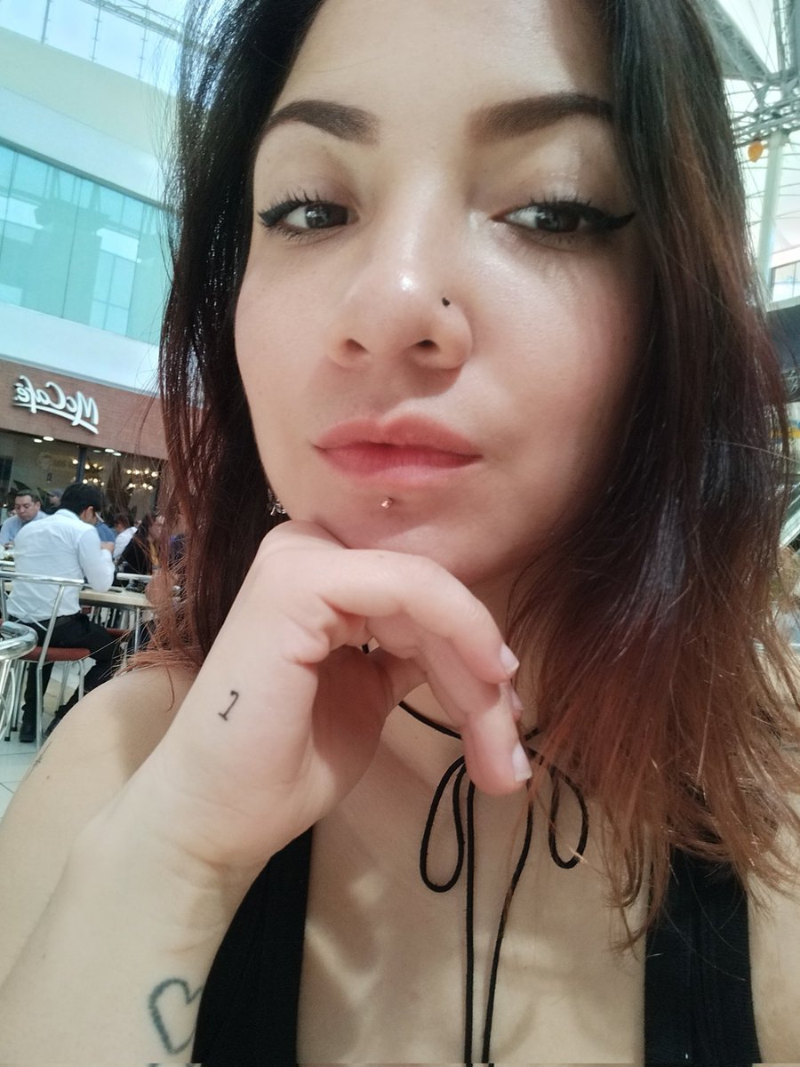 __loumora's tweet photo. Estoy tan enamorada y feliz con mi relación que me tatue su inicial jujuyyyy https://t.co/aOZGp7726u