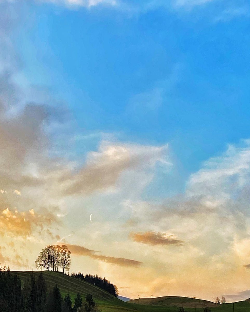 oldcrofthouse's tweet photo. After a week away there were no post holiday blues just big skies and sunrise…
#earlymorning #bigskies #Sunrise #perfectstarttotheday #kirkbystephen #westmorlanddales #YorkshireDalesNationalPark #kirkbystephen #Cumbria @VisitEden @setcarrailway #sunrisephotography https://t.co/QYTDtc0rpn