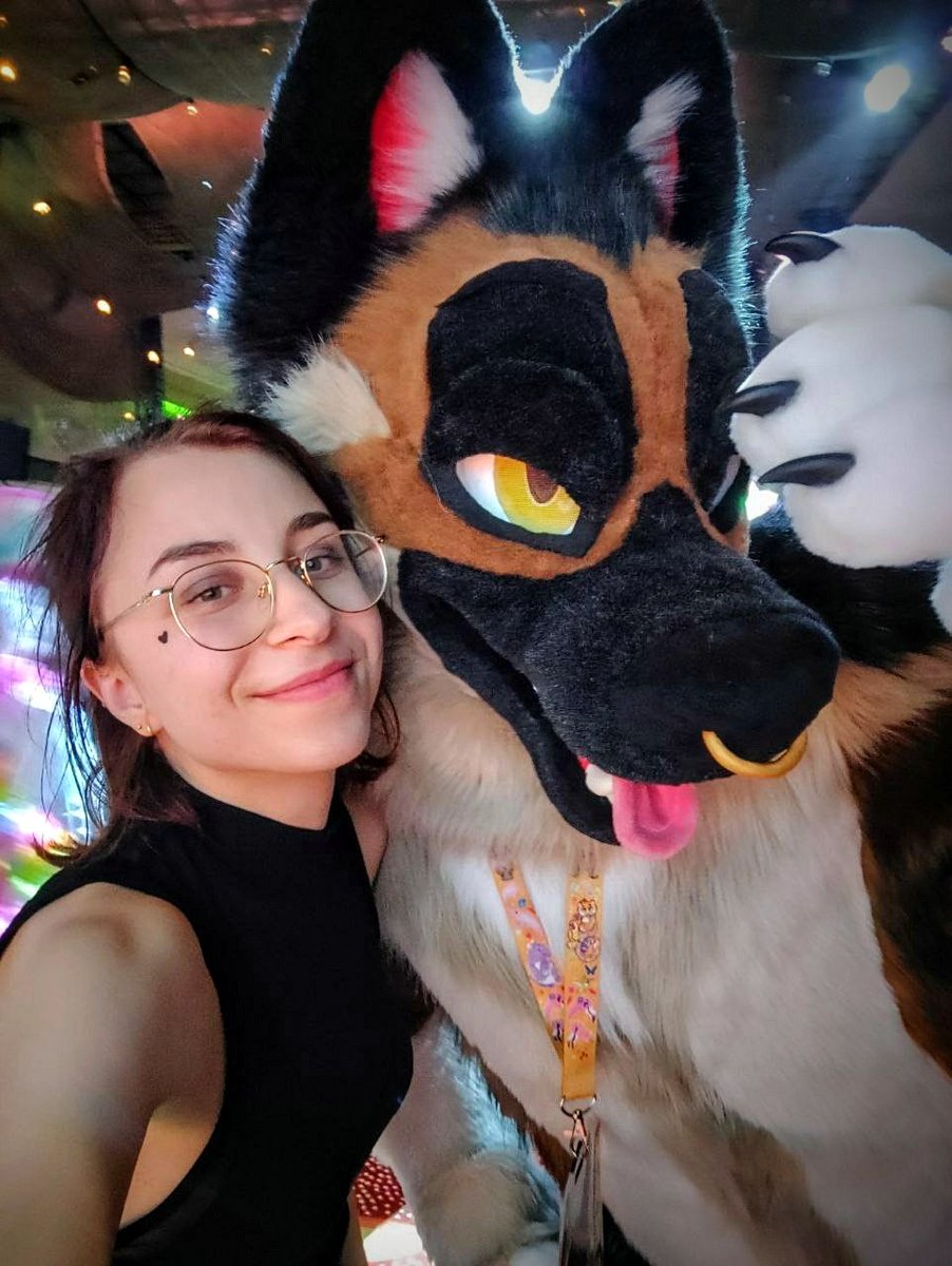 T i x i e f o x tweet media