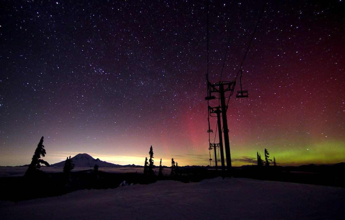 WhitePass's tweet photo. Northern lights putting on a show this morning! @BobVanDillen can’t resist still sending our best shots. Photo: Justin Tornow #mtrainier #northernlights https://t.co/MlZn6rsIX3