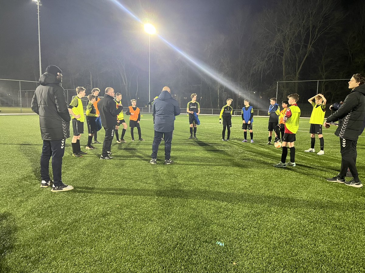 VTrainingOpMaat's tweet photo. Vanavond op bezoek bij DVSβ33 in Ermelo om een UEFA C cursist te begeleiden #traindetrainer https://t.co/d9Dv0jPjWm