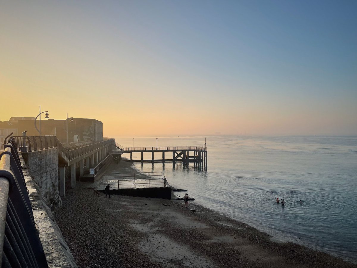 The Old Portsmouth swimmers were back out again this week braving the cold water 🥶 They’re much hardier than me! 💪🏽 

#oldportsmouth #seaswimming #coldwaterswimming #sunrise #portsmouth #morningwalk