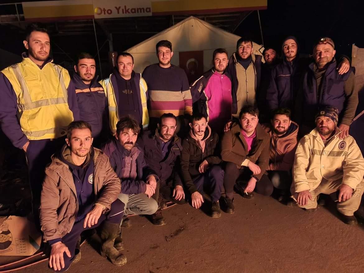 Hatay Antakya'daki TTK Üzülmez ekibinden kahraman madencilerimiz, "Kardeşim bizi de paylaşır mısın?" dediler. Şeref duyarım dedim. ❤
