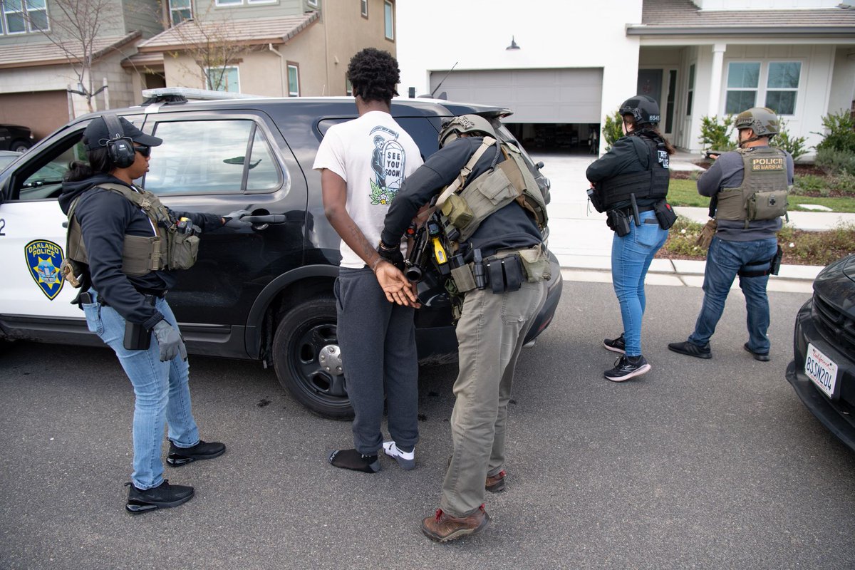 USMS_PSWRFTF's tweet image. Yesterday, the U.S. Marshal for @USMSSanFran announced the results of the 30-day initiative, Operation North Star II. The #PSWRFTF and @oaklandpoliceca arrested 53 #fugitives with violent felony warrants, 21 related to #homicide. All subjects were apprehended safely. #teamwork