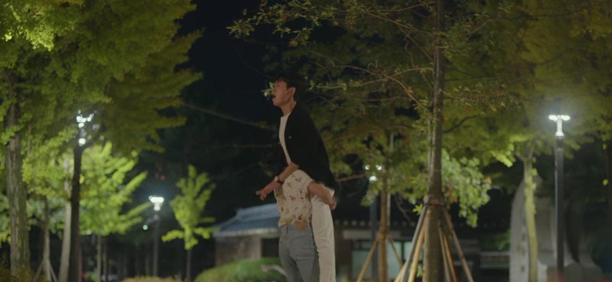 justsfh's tweet photo. vivendo nesse multiverso de romcom q crash course pertence onde o mocinho vai na garupa e a mocinha é quem pega ele no colo
#CrashCourseInRomance
#CrashCourseInRomanceEp3 https://t.co/MYrURVtacp
