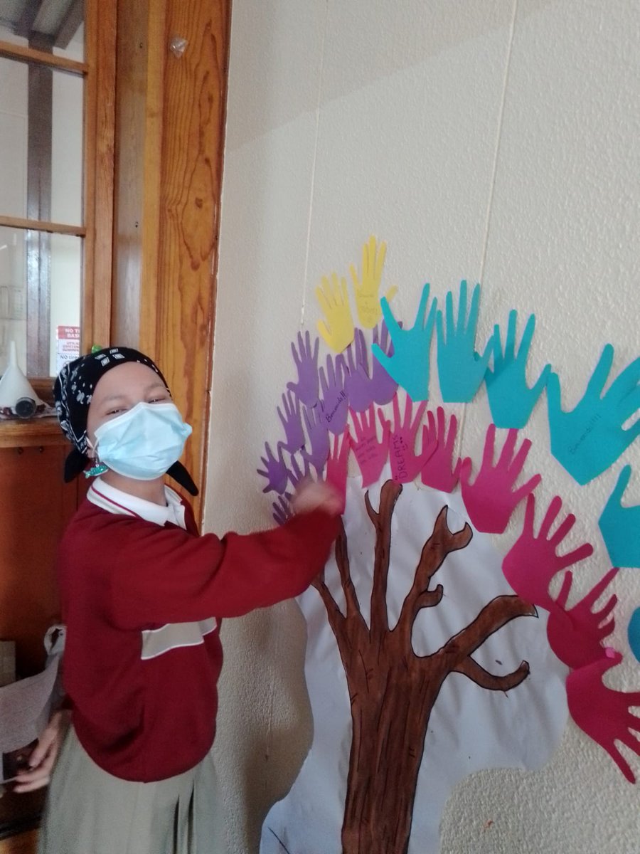 Coincidiendo con el #DiaInternacionalDelCancerInfantil tenemos una buenísima noticia 📰 que queremos compartir con vosotros y es que nuestro 🐠Paula ha vuelto al 🏫 y sus compañeros del <a href="/AgustinosGuadal/">Agustinos Guadalajara</a> le han dado una estupenda bienvenida 🥳 #AulasHospitalarias <a href="/educajccm/">Educación C-LM</a>