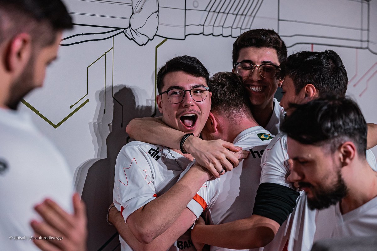 R6atualizado's tweet photo. A W7M ESTÁ NA FINAL DA UPPER BRACKET! 🇧🇷🐂

A @w7mesports amassa a @KOI com um 14:3 (7:3 no Clube e 7:0 no Villa) e segue para a enfrentar a Oxygen na final da UB.

Faltam dois jogos para a marreta.

👑 MVP: @Volpz_R6 

📊 Números da partida: https://t.co/N5hNdXpThP. https://t.co/qTq0O0V42a