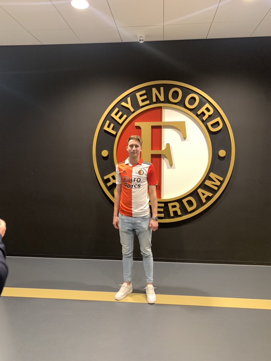 Alfredvdvelden1's tweet photo. #scfeyenoord Samuel van der Velden volgend seizoen in dit prachtige shirt. De komende masnddn alles doen om degradatie van #ASWH te voorkomen https://t.co/A0YzPq3hNa