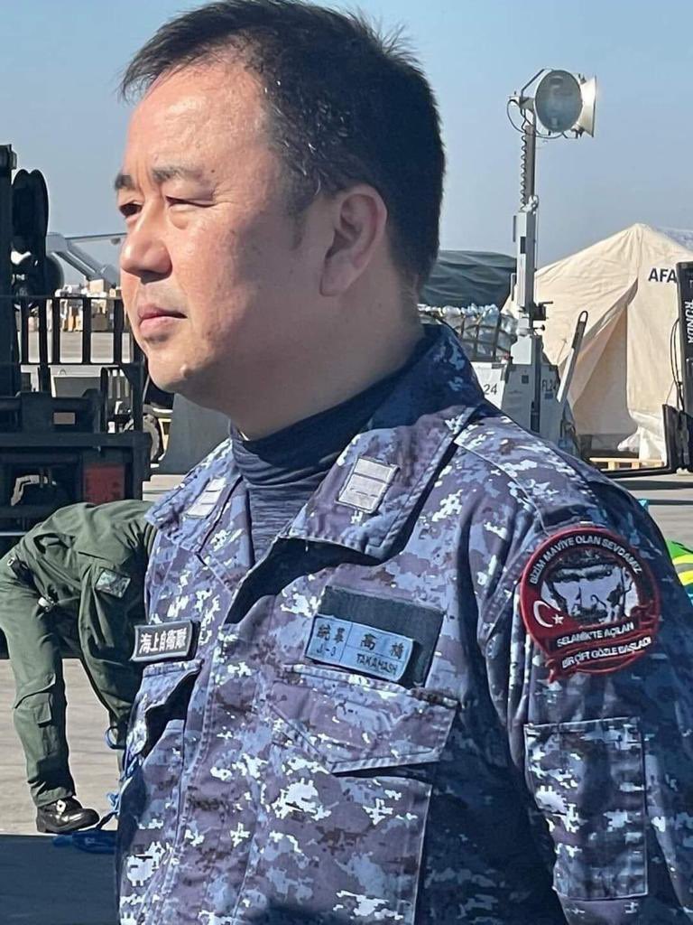 ebolgun's tweet photo. Japon kurtarma ekibinin kolundaki apolete lütfen dikkat!❤️🤔❤️ https://t.co/D1kNZKYxYt
