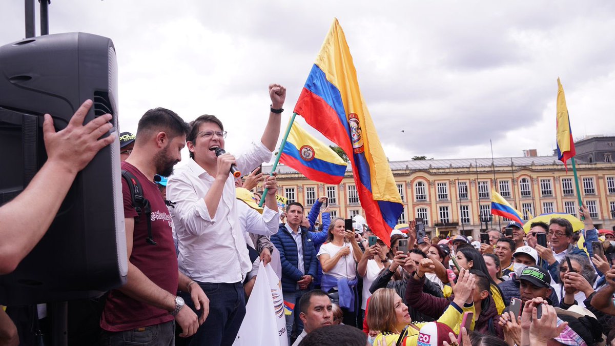MiguelUribeT's tweet photo. Gracias a todos los colombianos que salieron a las calles a defender a 🇨🇴 y proteger el futuro de nuestras familias.

¡Cambio si, destrucción no! https://t.co/UBxVFTvOVM