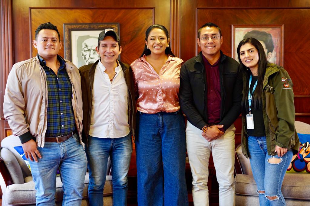 PaolaPabonC's tweet photo. Muy contenta de ver cómo se cumplen los sueños, recibí a @dregranda, Prefecto electo de Pastaza. Sus anhelos de una provincia que cuide la vida es compartido en Pichincha; sumaremos nuestros esfuerzos para lograrlo. ¡Éxitos Prefecto! https://t.co/pqLgN8Vdke