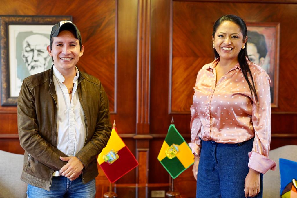 PaolaPabonC's tweet photo. Muy contenta de ver cómo se cumplen los sueños, recibí a @dregranda, Prefecto electo de Pastaza. Sus anhelos de una provincia que cuide la vida es compartido en Pichincha; sumaremos nuestros esfuerzos para lograrlo. ¡Éxitos Prefecto! https://t.co/pqLgN8Vdke