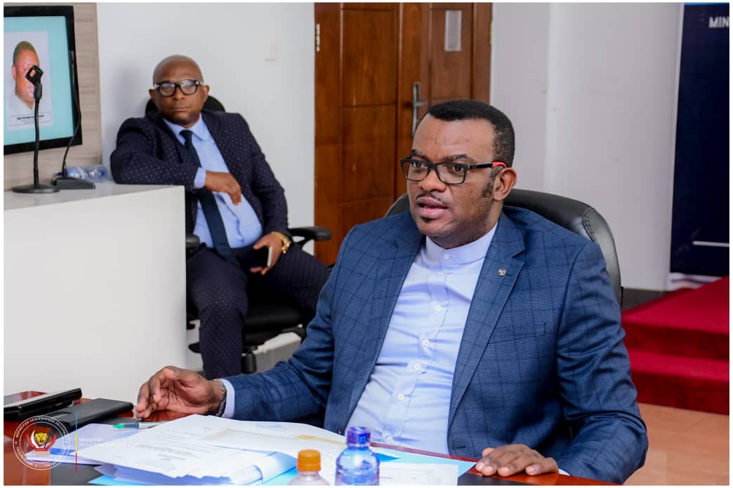 carloskaloto's tweet photo. #TITULARISATION

SE VPM @FP_RDC @LihauEbua a présidé la réunion de présentation du rapport adm relatif à la 1è Vague du process d titularisation o différents grades dans l'Adm Publik:
- Services concrnés V1: 47
- Effctifs proposés: 13.726
- Effctifs validés: 10.131.
Avançons!👌 https://t.co/dAE0IskfTj