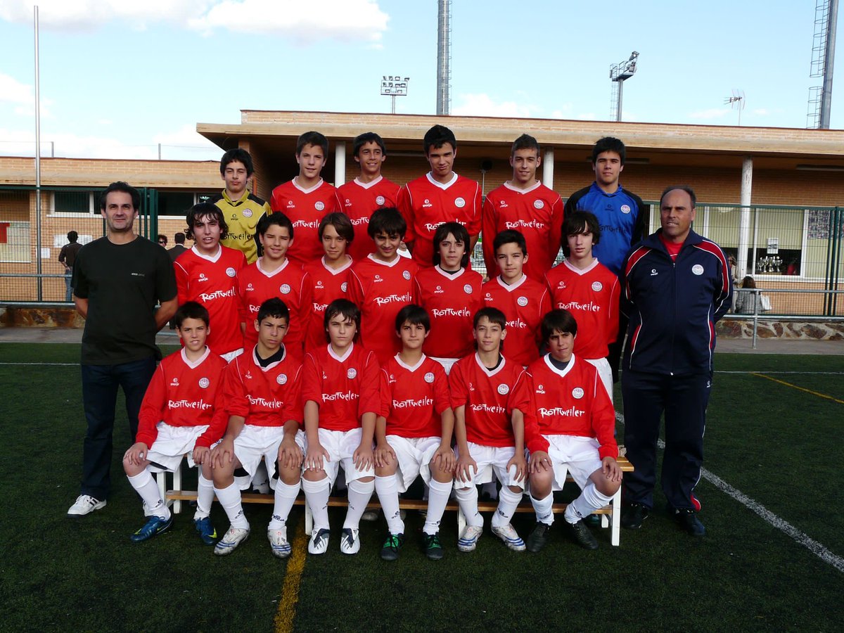 efmo_boadilla's tweet photo. ¿Sabías que…? 🤔 @4villalon 

Villalón se proclamó campeón de la Oviedo Cup con el EFMO en 2010 🏆🙈

Ganaron la final al Real Sporting de Gijón 🤯

📌 Categoría Infantil (siendo el primer equipo en ganarlo que no es una cantera) ❤️🤍 https://t.co/zI8bDpVYAL