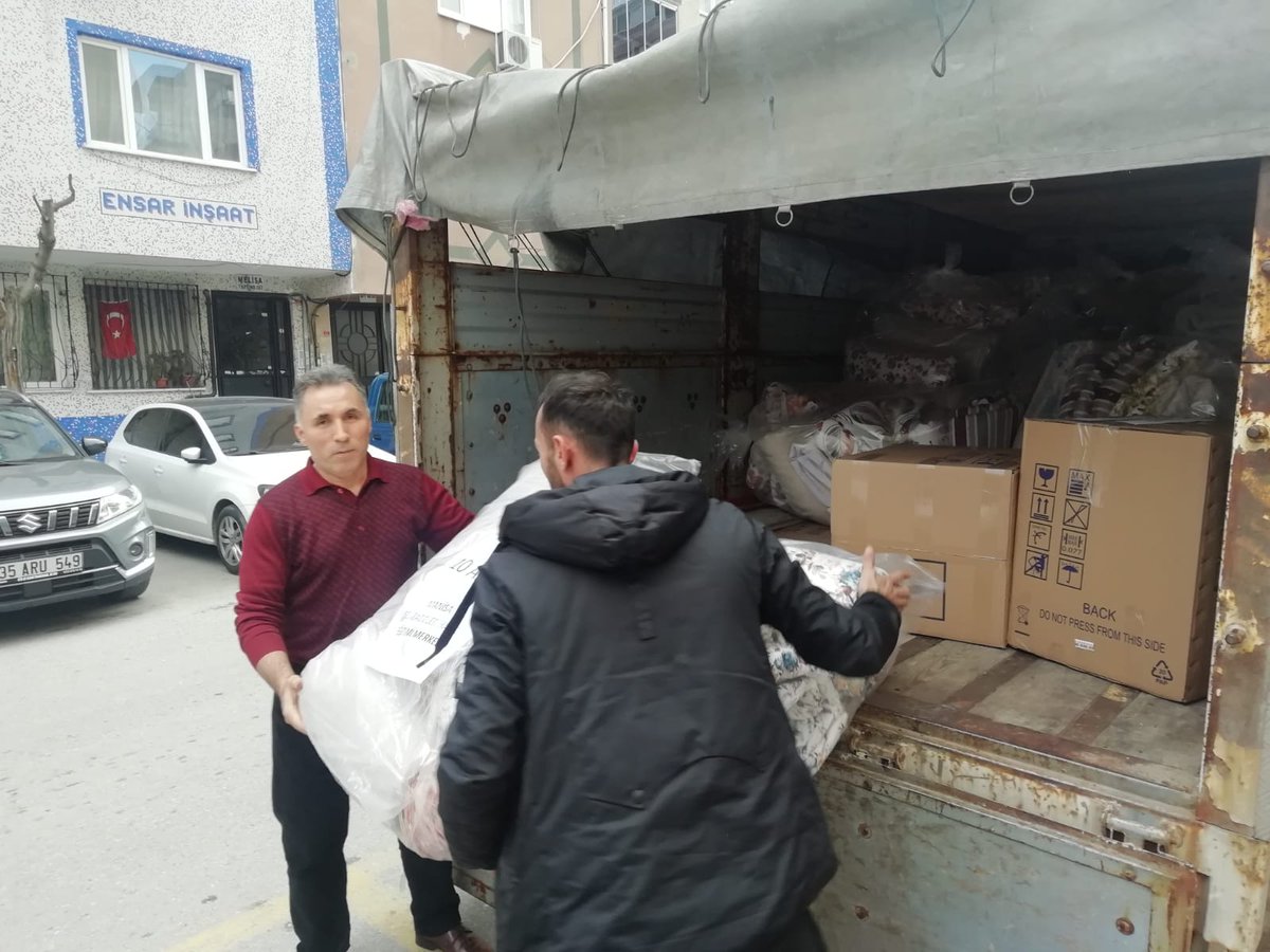 mdikici45's tweet photo. Deprem Bölgesi için Halk Eğitim Merkezlerimizin ve Meslek Liselerimizin ürettiği Uyku Tulumları ve Battaniyeler Malatya'dan sonra Hatay'a yola çıktı. Emeği geçen herkese teşekkür ederiz. Yaralarımızı birlikte saracağız...
@tcmeb 
@prof_mahmutozer 
@ManisaValiligi 
@nznsener https://t.co/cNs6vmmwYJ
