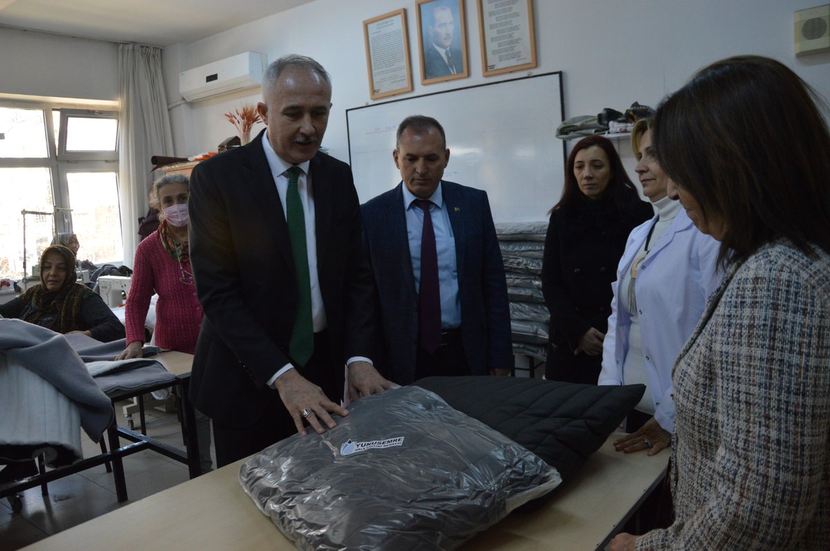 mdikici45's tweet photo. Deprem Bölgesi için Halk Eğitim Merkezlerimizin ve Meslek Liselerimizin ürettiği Uyku Tulumları ve Battaniyeler Malatya'dan sonra Hatay'a yola çıktı. Emeği geçen herkese teşekkür ederiz. Yaralarımızı birlikte saracağız...
@tcmeb 
@prof_mahmutozer 
@ManisaValiligi 
@nznsener https://t.co/cNs6vmmwYJ