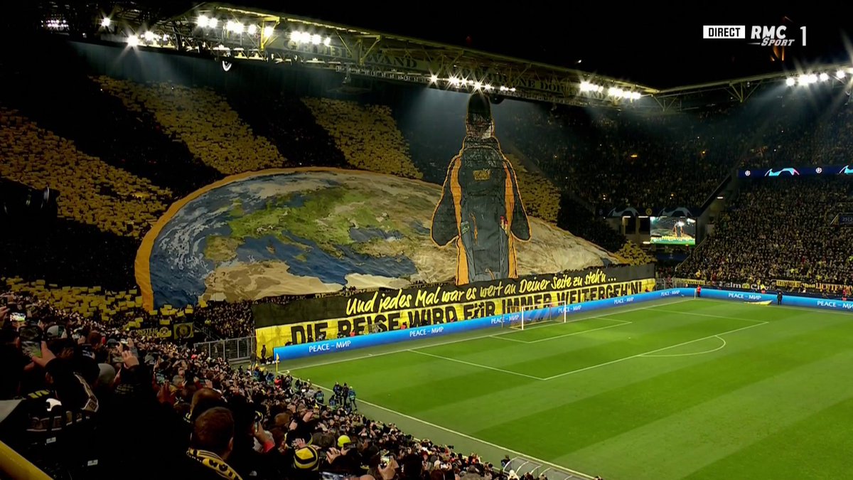 RMCsport's tweet photo. 🟡⚫ Le MAGNIFIQUE tifo qui nous est offert par le Signal Iduna Park 🤩 #BVBCHE #RMCChampions https://t.co/63ATRRY17i