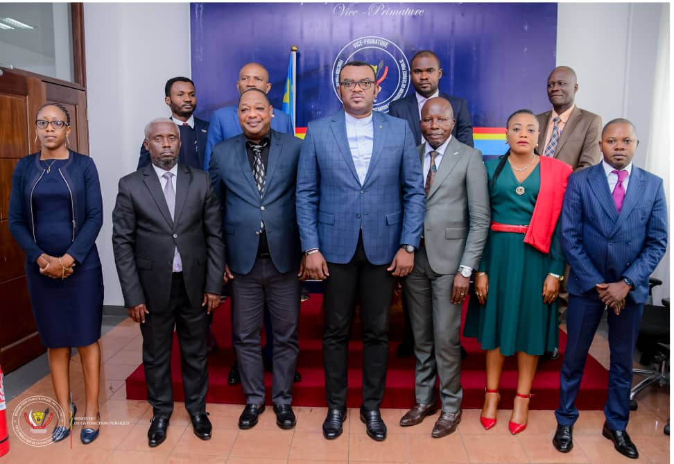 carloskaloto's tweet photo. #TITULARISATION

SE VPM @FP_RDC @LihauEbua a présidé la réunion de présentation du rapport adm relatif à la 1è Vague du process d titularisation o différents grades dans l'Adm Publik:
- Services concrnés V1: 47
- Effctifs proposés: 13.726
- Effctifs validés: 10.131.
Avançons!👌 https://t.co/dAE0IskfTj